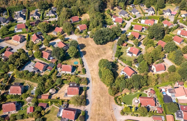 Luxury lodge with air conditioning and dishwasher, in a holiday park, by a lake