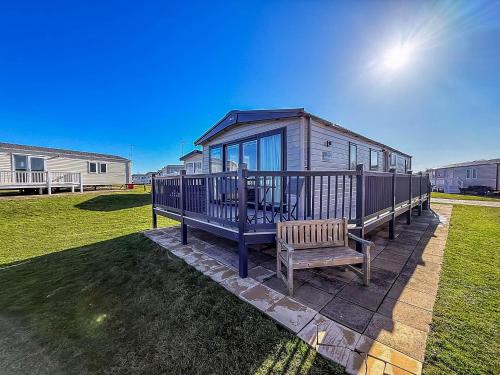 Luxury Lodge With Stunning Full Sea Views At Hopton Ref 80010W