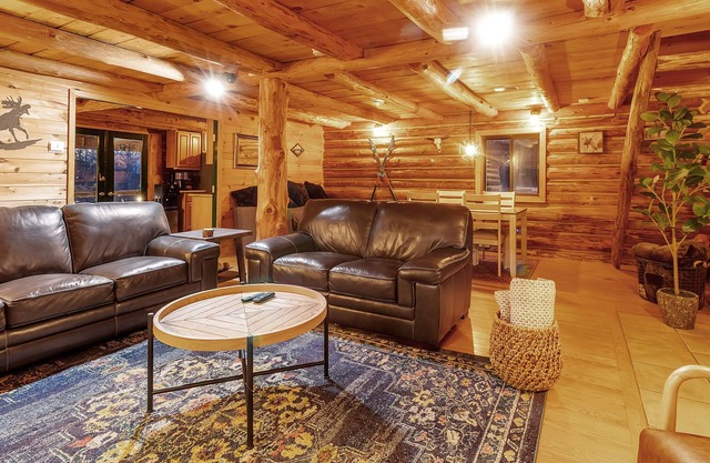 Luxury Log Cabin! Seasonal possible. Privacy / nature close to town