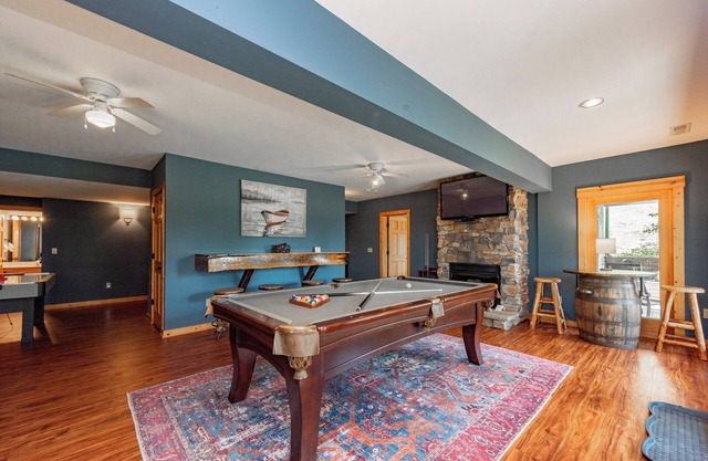 Luxury Log Chalet Overlooking Deep Creek w/Hot Tub