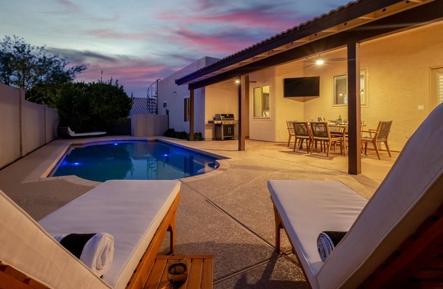 Luxury Lookout Canyon 5 bdrm Stunner w/HTD Pool and Fire Pit! Close to Hiking!