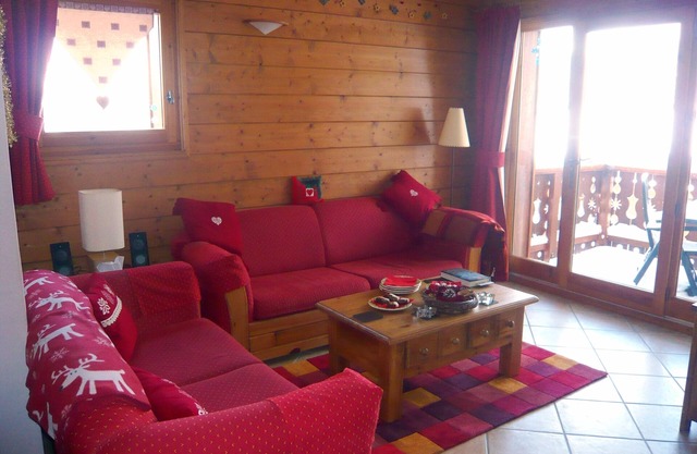 Luxury MGM Chalet Apartment in Les Carroz, Grand Massif - Sleeps 4