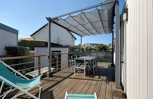 Luxury Mobile Home: Beach, Pool, 3BR, Patio, Parking, Wi-Fi Included, Pet-Friendly