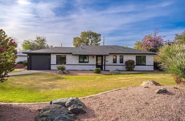 Luxury Modern 3 Bedroom Home w/Hot Tub!