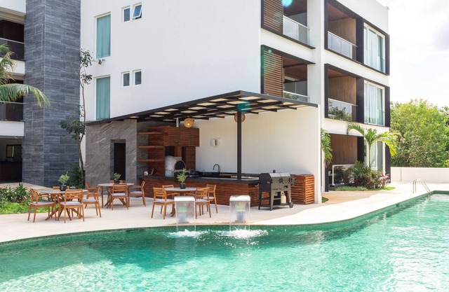 Luxury & Modern Apt in The Jungle Garden Pool 03An