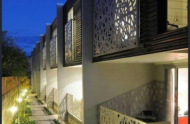LUXURY, MODERN & CENTRAL - YOU GET THE WHOLE 3 LEVEL APARTMENT!