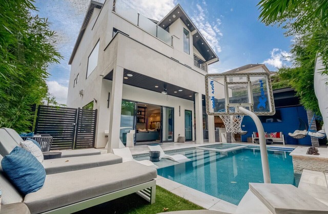 Luxury Montrose Pool Home Villa
