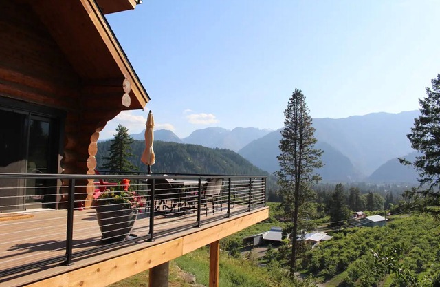 Luxury Mountain Lodge. Unrivaled Views. Chef’s Kitchen. Family Play Spaces.
