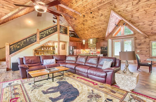 Luxury Newly Built Cabin, 4 King Suites, Sleeps 12 !