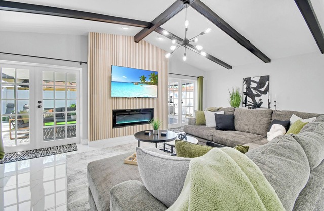 Luxury Oasis - 5 Bedroom - Heated Pool