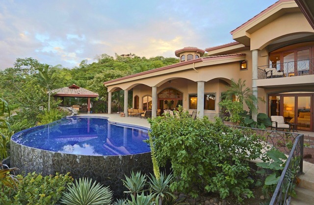 Luxury Ocean View Villa - 9 Bdr. -Magnificent Outdoor Pool, Pavilion, Bar & Spa