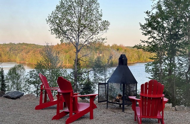 Luxury Panoramic Lakefront Cottage Spa, Game Room & Beach