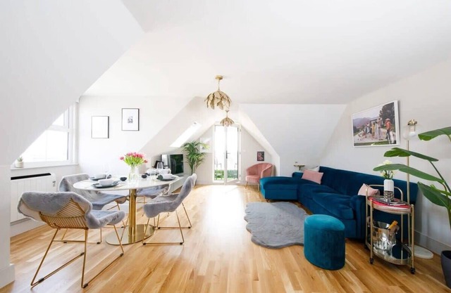Luxury Penthouse ~ Super King Bed, 5 min to Beach