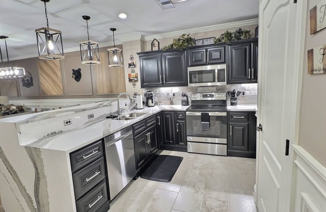 Luxury Penthouse with Breathtaking Mtn views, 2 Balconies, Downtown Gatlinburg!
