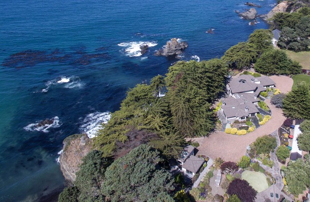 Luxury Private Retreat Waterfront Estate minutes to Sea Ranch golf course !