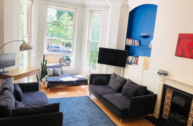 Luxury, Quiet, Central 1 bed apt, overlooking park, 5mins Ealing Stn Elzbth line