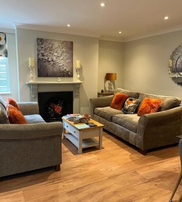 Luxury Refurbished 2 Bedroom Regency Apartment