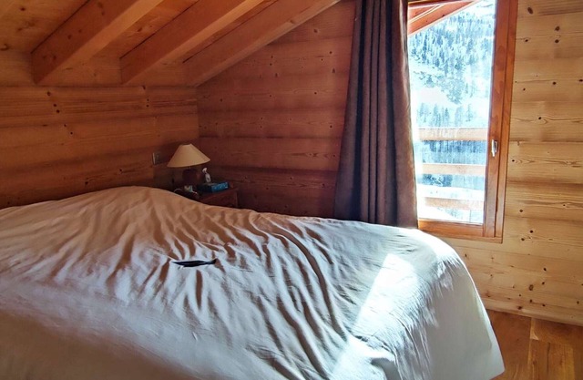 Luxury renovated chalet, 5 bedrooms, fireplace, parking, near the French Riviera