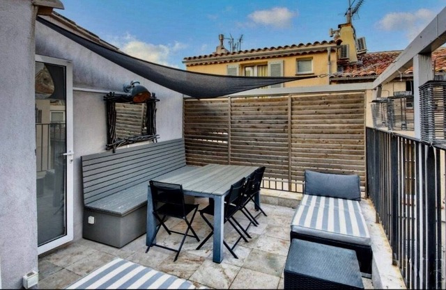 Luxury Renovated Townhouse with terrasse and parking in the old Village of St-Tr