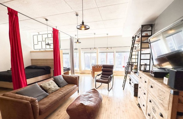 Luxury Retreat 5Beds Only 5min walk to Jarry Metro