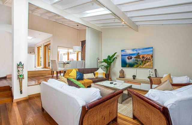 Luxury Retreat Home - 4bed House w/Parking - Mins from CBD