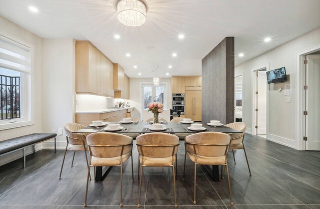 Luxury Retreat Steps to Yorkdale Mall and Close to everything