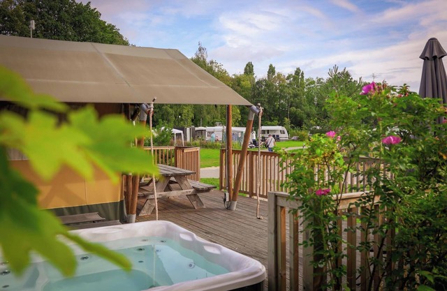 Luxury safari tent for 6 guests with private jacuzzi, modern bathroom and veranda in the Sallandse Heuvelrug.