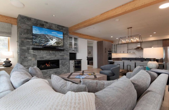 Luxury Ski on/off Condo at Southface Village Okemo, direct ski access, heated pool