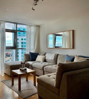 Luxury Skyline View Apartment - Free Parking - Convenient location to City Centre