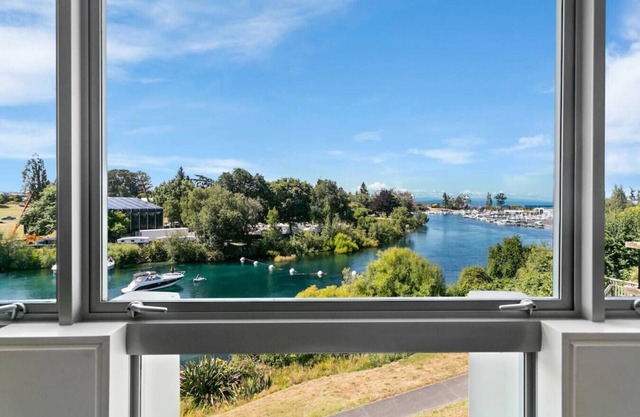 Luxury Taupo Apartment - spacious, modern, warm apartment, with beautiful river views