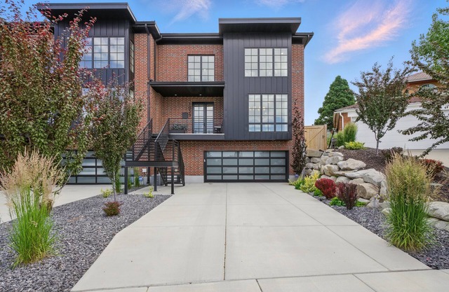 Luxury townhome, minutes from ski resorts, the university and downtown.