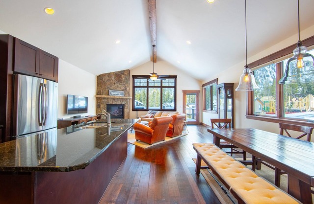 Luxury Townhome with Mountain Views, Private Balcony and Walk Out Patio