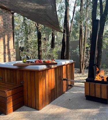 Luxury Tranquil Treehouse & Hot Tub