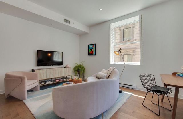 Luxury two bedroom corner unit - Old Montreal - Parking Included