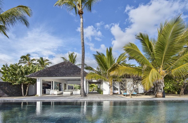 Luxury villa, waterfront, magnificent 100m2 swimming pool
