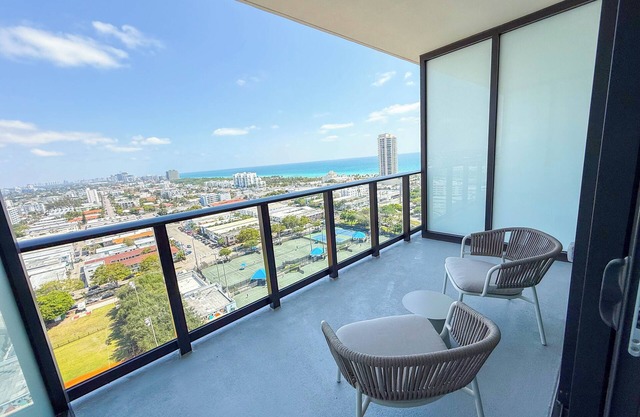 Luxury View-Modern 1-BR Condo with Panoramic Ocean Views, Pool & Gym–Miami Beach