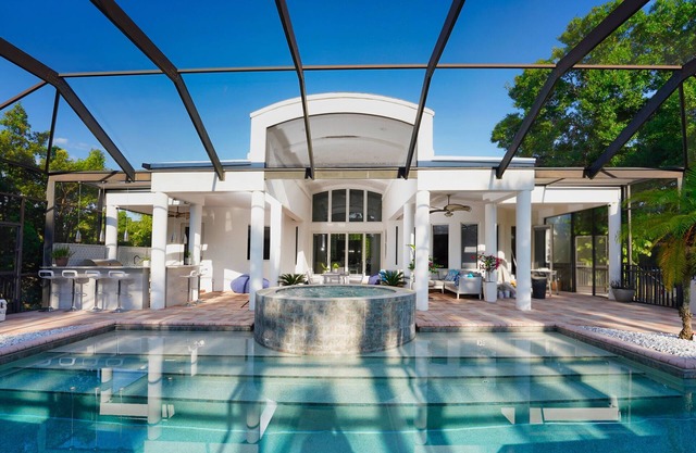 Luxury Villa 4 bed/4 bath on canal access to the Golf 30 min, beach 8 min away