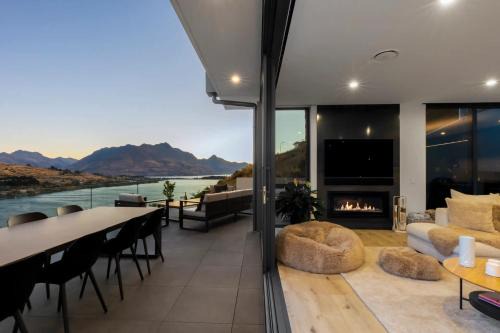 Luxury Villa- BBQ - Hot Tub- Free Parking AC