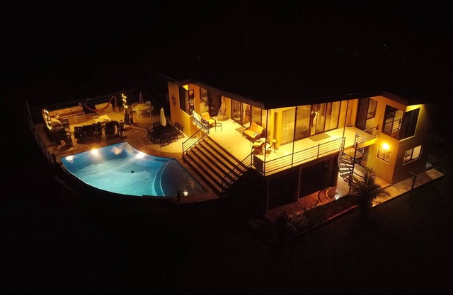 LUXURY VILLA W/VAST OCEAN VIEW, INFINITY POOL, NATURE, SLEEPS 9ppl