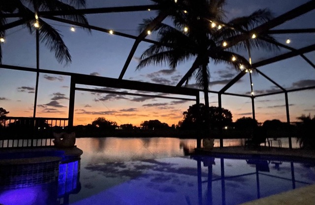 Luxury Villa, Heated INFINITY-EDGE SALT POOL on Golf Course lake