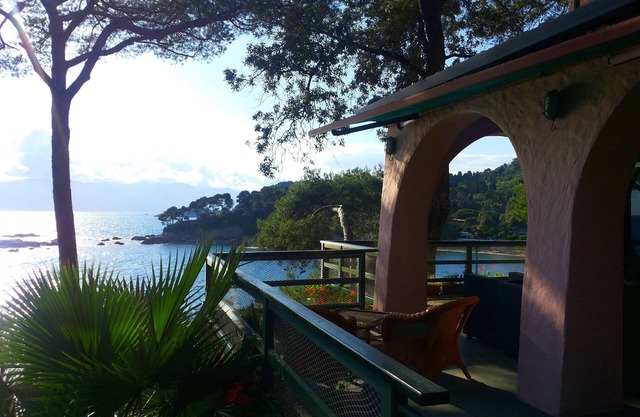 Luxury villa in a context of superb beauty, directly on the sea. Private beach.