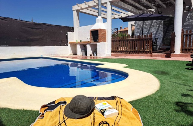 Luxury villa with private pool, barbecue, free wifi up to 6 people.