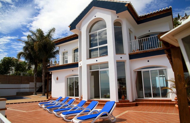 Luxury Villa With Spectacular Views! Private heated pool - hot tub!