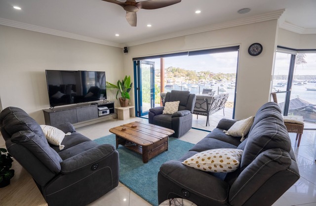 LUXURY WATER-FRONT APARTMENT - CRONULLA