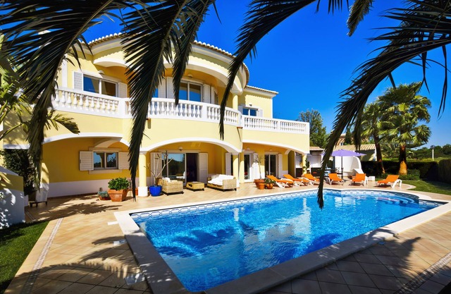 LUZ, LAGOS, OCEAN VIEW, Free pool heating, BBQ AIR-CON, WiFi landscaped garden