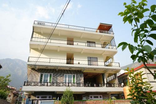 LVMR Midtown Studio Apartment