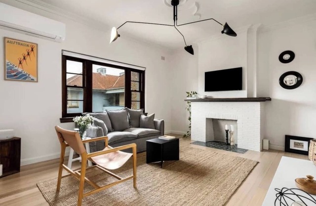 " ‘Lynton-Sur-Mer’ - Beachside Apt"