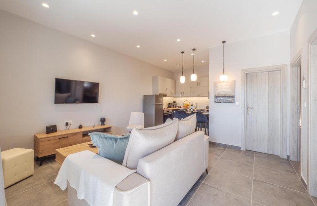 M&K - Maria's Stylish Apartment near Alykes Beach