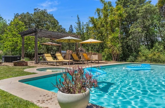 Maacama Pavone, sleeps 6, Pool, Spa, Pizza Oven