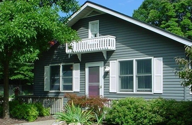 Macatawa Lake Breeze Cottage on State Park and Private Beach at Lk Mac